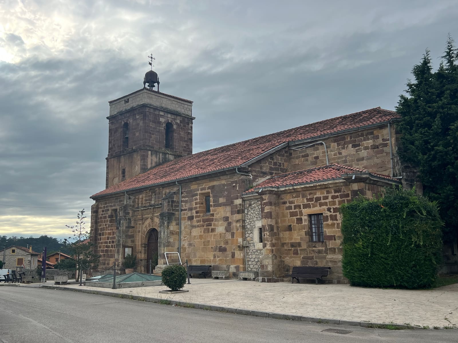 Iglesia parroquial de San Pedro Apóstol en el barrio Monasterio, Escobedo de Camargo