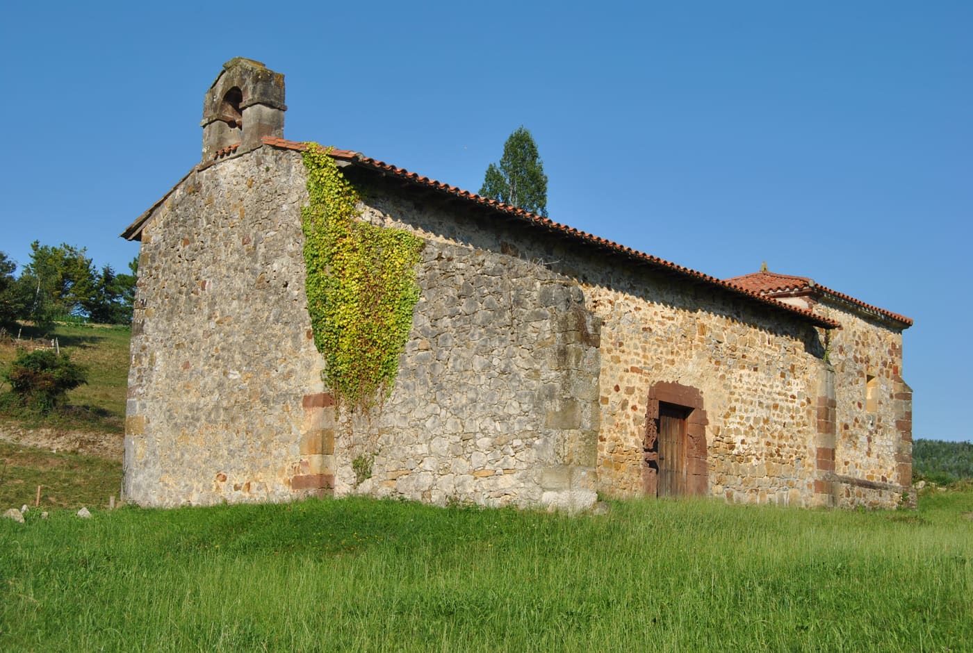 Fachada de la ermita de San Esteban en Escobedo de Camargo
