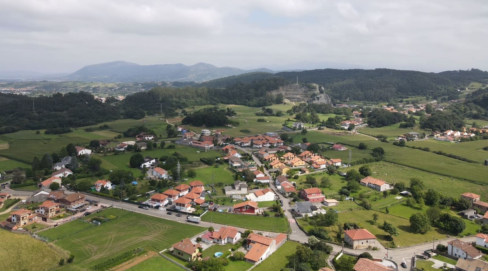 Vista aérea de Escobedo de Camargo entre prados y montes